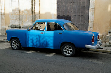 Obraz na płótnie Canvas old blue classic car on the streets of matanzas
