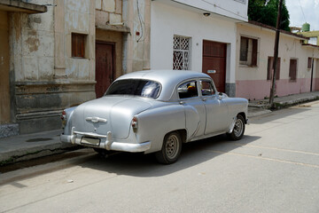 Fototapeta na wymiar classic car in the streets of cardenas