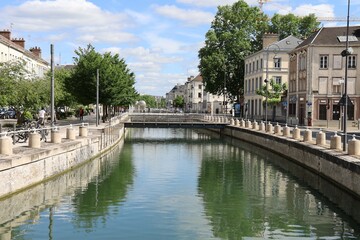 Fototapeta na wymiar Le canal du Trevois, ville de Troyes, département de l'Aube, France