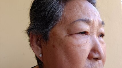 Obraz premium An old woman has wrinkles on her face.