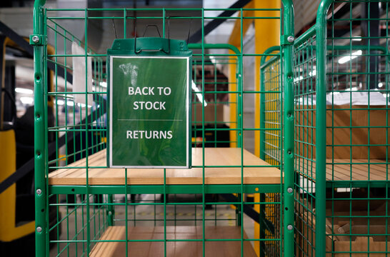 Rack for returns in a distribution warehouse