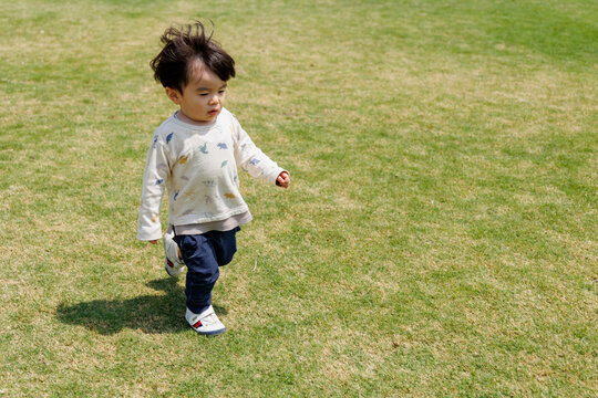 芝生を走り回る男の子
