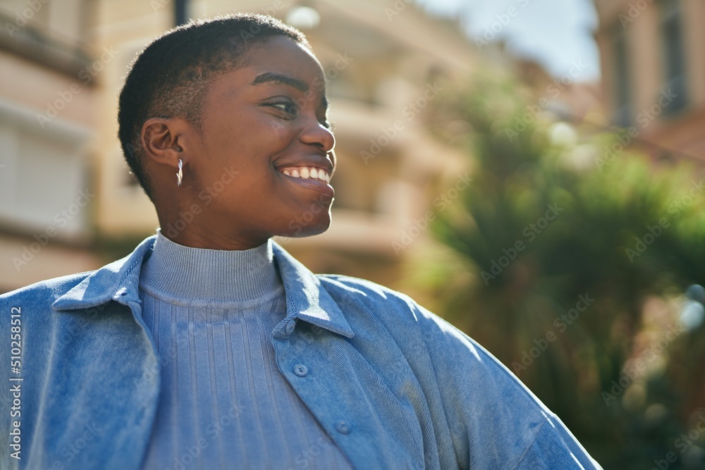 Poster Young african american woman smiling happy standing at the city.