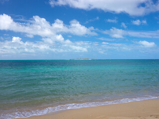 Fototapeta na wymiar ニューカレドニア、ヌメア、アンスバタビーチから見るカナール島