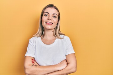 Obraz premium Beautiful caucasian woman wearing casual white t shirt happy face smiling with crossed arms looking at the camera. positive person.