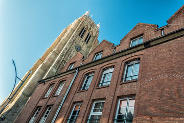 Cathédrale de Dunkerque et bâtiment en brique
