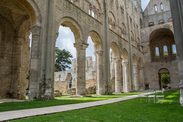 Ruines et vestiges d'une cathédrale du moyen âge, abbaye de Jumièges en Normandie. - obrazy, fototapety, plakaty