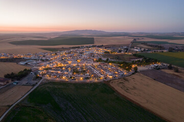 Vista aerea de un pueblo al anochecer