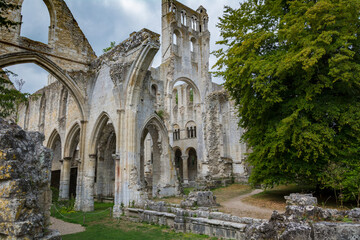 Ruines d'une ancienne abbaye médiévale en France, sur les bords de la Seine