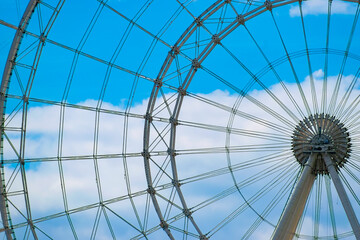 Naklejka premium ferris wheel without cabins. the sun of Moscow