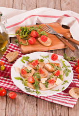 Friselle with cherry tomatoes and arugula.