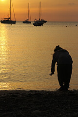 Silueta de una chica en la playa de Ibiza al atardecer