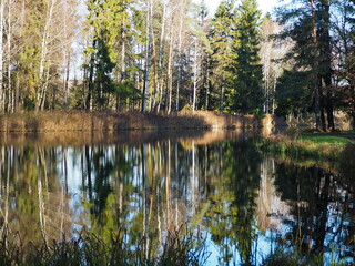 Obraz premium Historical monument. Autumn park, lakes and trees. State Museum-Reserve Gatchina. Leningrad region, Russia.