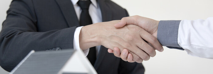 Obraz premium Real estate agents and customers shake hands to congratulate on signing a contract to buy a house with land and insurance, handshake and Good response concept.