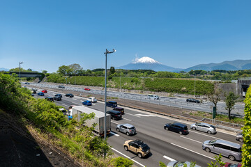 ゴールデンウィークに渋滞する東名高速道路足柄SA付近の下り線と富士山