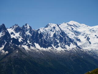 neige, pics, aiguilles dans les alpes, secteur Mont-Blanc, Chamonix, avec ciel bleu