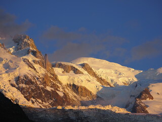 aiguille du midi et Mont-Blanc, secteur Chamonix, au coucher de soleil, avec roche et neige de...