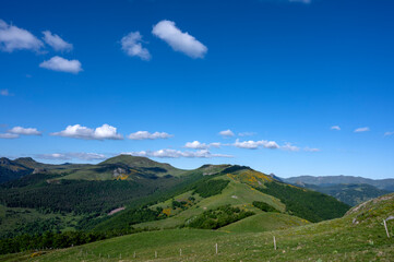 Fototapeta na wymiar Paysage des crêtes des Monts du Cantal autour du col de Legal au printemps en Auvergne en France