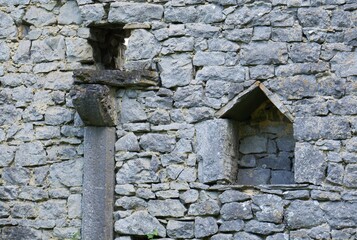 Niche et pilier inclus dans un mur de pierres, château féodal de Poilvache (Wallonie, Belgique,...