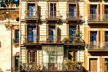 Keuken spatwand met foto facade of a building in barcelona © Michael Barkmann