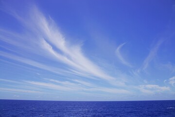 Naklejka na ściany i meble Wolkenhimmel über Ozean