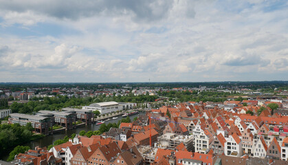 Obraz premium Luftbild, Innenstadt und Trave, Hansestadt Lübeck, Lübeck, Schleswig-Holstein.