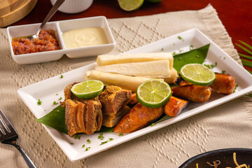 Chicharrón, chorizo, yuca, suero y hogao