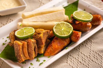 Chicharron, chorizo y yuca