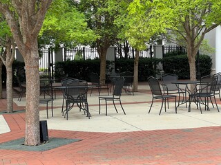 Outdoor wrought iron seating for a bistro - obrazy, fototapety, plakaty