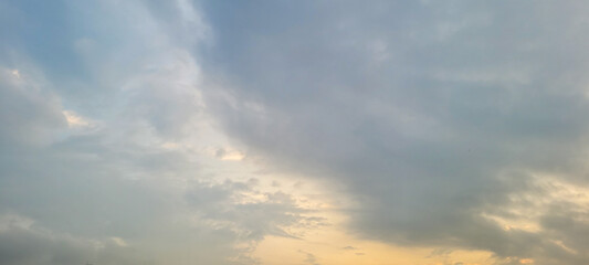 céu com nuvens escuras 