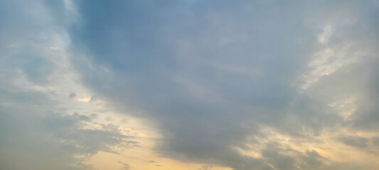 céu com nuvens escuras 