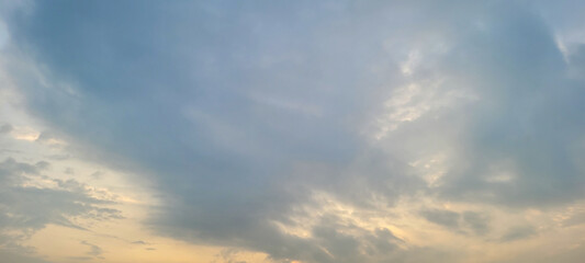 céu com nuvens escuras 