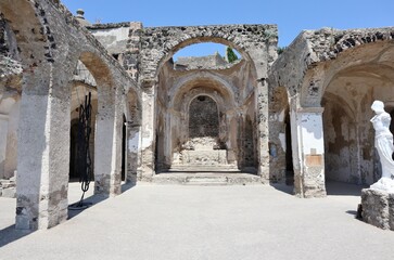 Fototapeta na wymiar Ischia - Navata centrale della Cattedrale dell'Assunta al Castello Aragonese