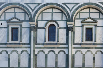 Archi, finestre e altri elementi del battistero di Firenze