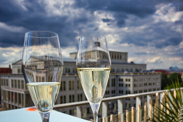 Glas, Sektglas mit Blick auf die Oper, Restaurant Felix Leipzig, Sachsen, Deutschland