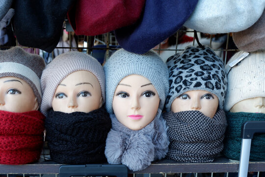 Cappelli e sciarpre, manichini su bancarella a Firenze