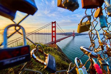 Naklejka premium Locks on fence with opening to the Golden Gate Bridge in California