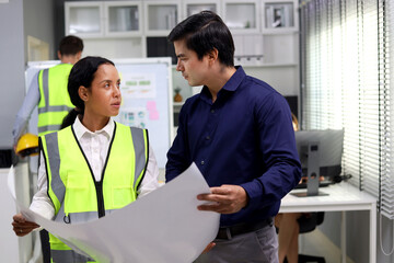 Obraz premium Happiness engineering team meeting and discuss at desk in the office.