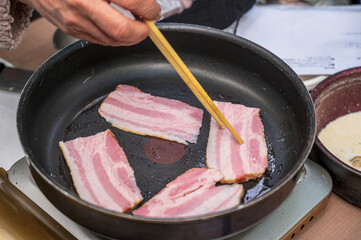 キャンプで焼くベーコン
