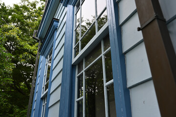 モダンな建物の窓ガラス
