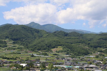 山梨市と周辺の山々の景色。