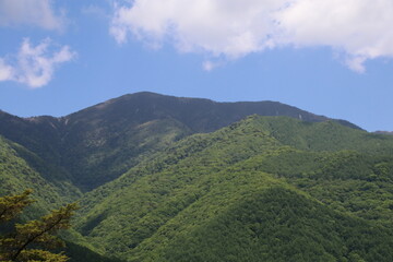 日本の山の風景。山梨県西沢渓谷を囲む山。破風山