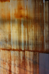 古く錆びたトタン板の抽象的な背景模様