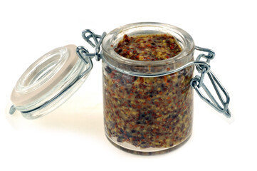 Pot de moutarde à l'ancienne en gros plan sur fond blanc