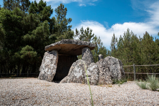 Monumento megal&iacute;tico, anta ou pala da Moura em Vilarinho da Castanheira, Portugal
