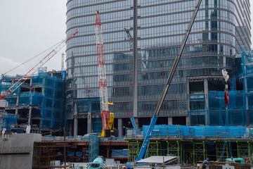 麻布台の再開発地域での工事の風景