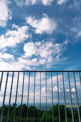 空と柵