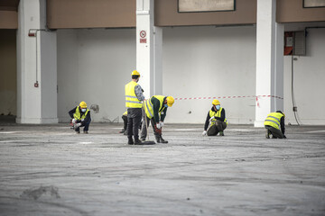 operai al lavoro in cantiere