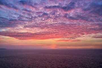 Coucher de soleil sur la mer vue des côtes de Bretagne. Nuages et océan entre le violet et le...