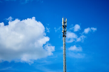 Obraz premium Wireless Communication Antenna With bright sky. Wireless Communication Antenna Transmitter. 3G and 5G Cell Site
